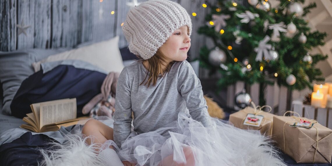 girl, gift, presents-2931287.jpg