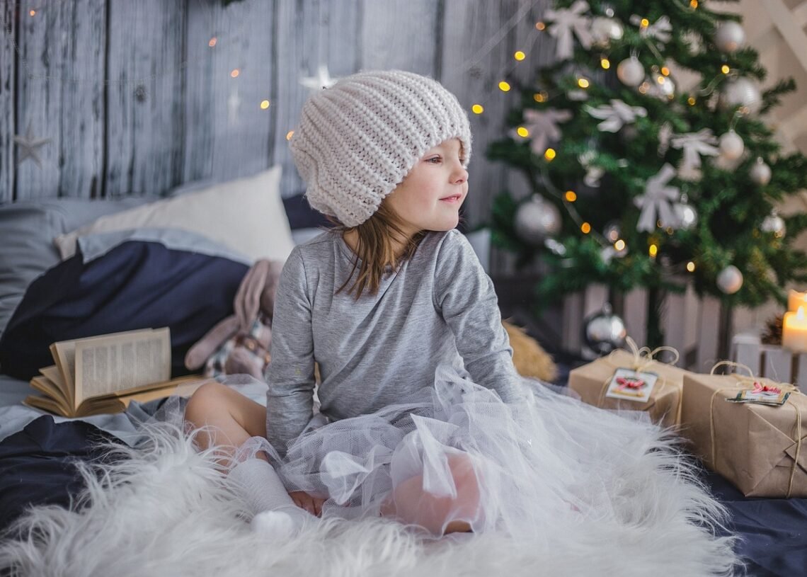 girl, gift, presents-2931287.jpg