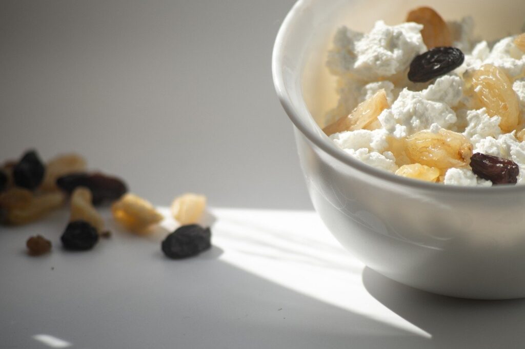 cottage cheese raisin plate a bowl