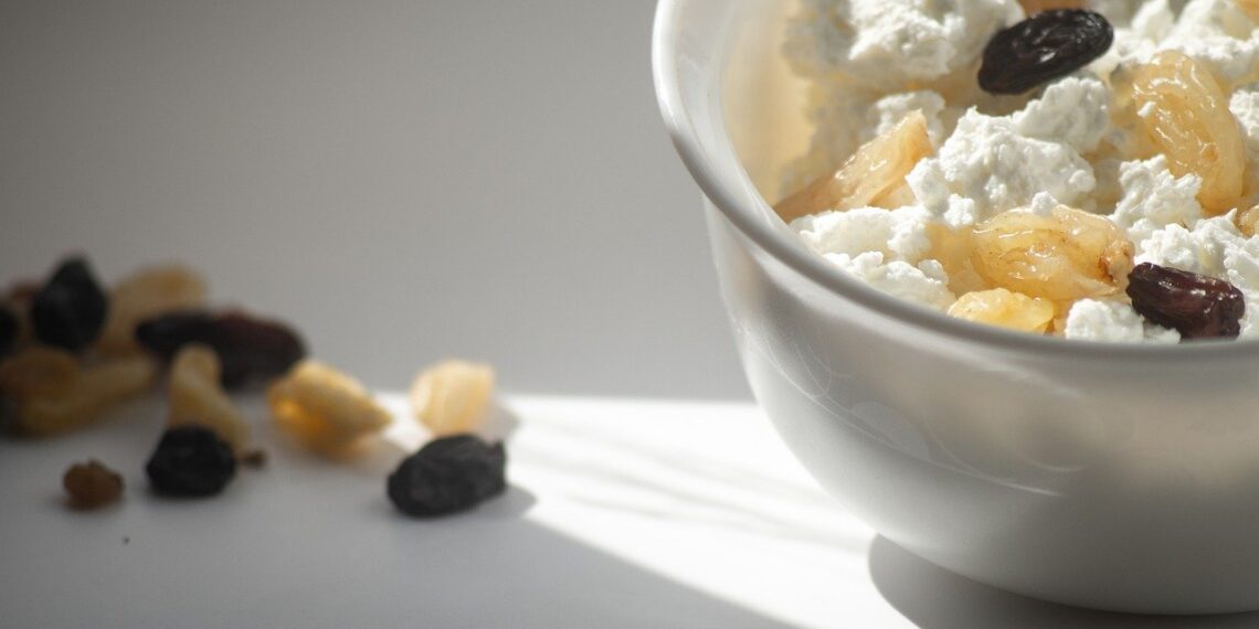 cottage cheese raisin plate a bowl