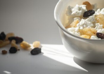 cottage cheese raisin plate a bowl