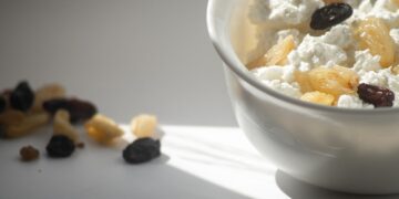cottage cheese raisin plate a bowl